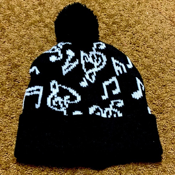 Music pom pom black & white hat with musical notes EUC-like new Winter hat - Picture 1 of 5